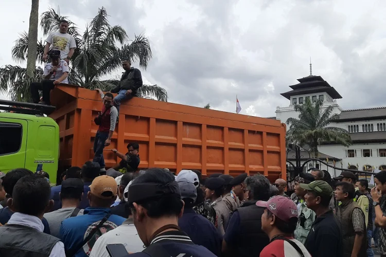 Buruh Tambang Bogor Geruduk Gedung Sate, Minta Kepastian Soal Kebijakan Dedi Mulyadi