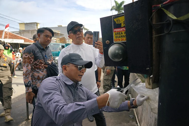 Jenal Temukan KWH Meter di Tiang dan Pohon Trotoar Pinggir Jalan