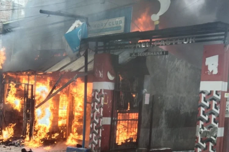 Kios Laundry di Jalan Sederhana Bandung Hangus Terbakar