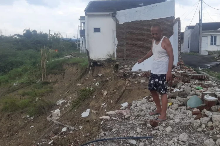 Belasan Rumah di Perumahan Kota Baru Keandra Cirebon Rusak Akibat Longsor