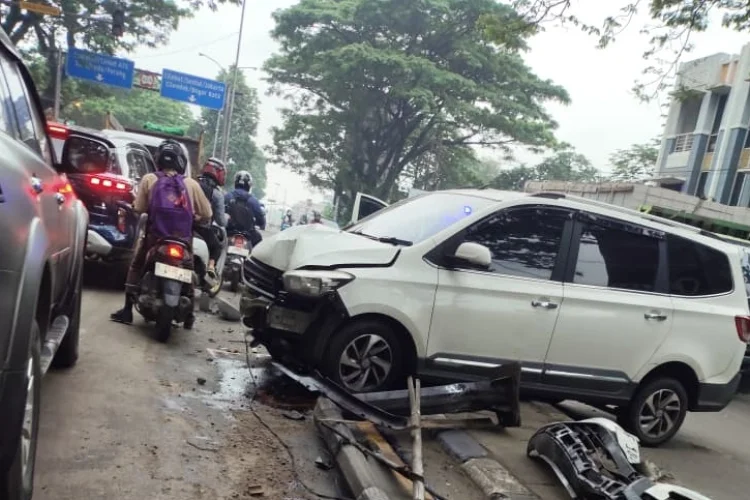 Pengemudi Hilang Kendali, Mobil Wuling Tabrak Tiang PJU di Jalan Abdullah bin Nuh