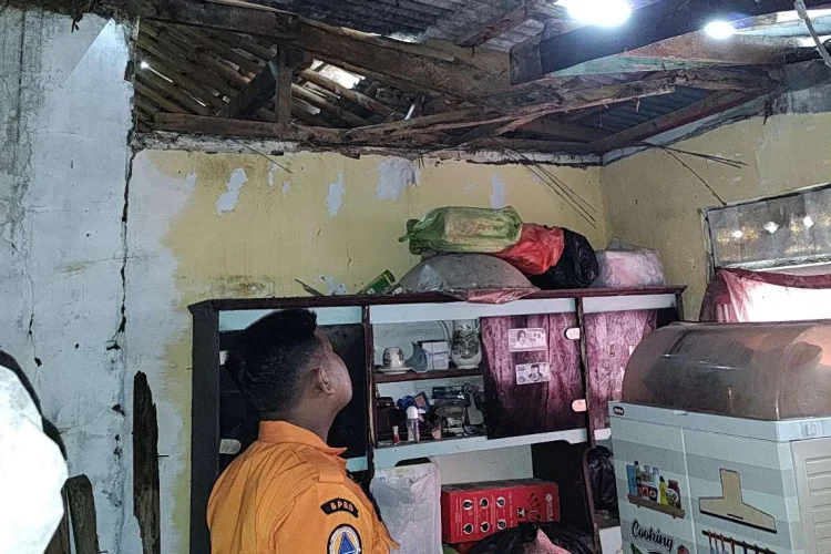 Hujan Plus Angin Kencang, Dua Rumah di Cigombong Ambruk
