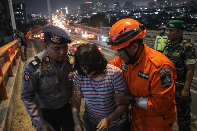 Diduga Hendak Bunuh Diri, Perempuan Tuna Rungu Diamankan di Flyover Pasupati