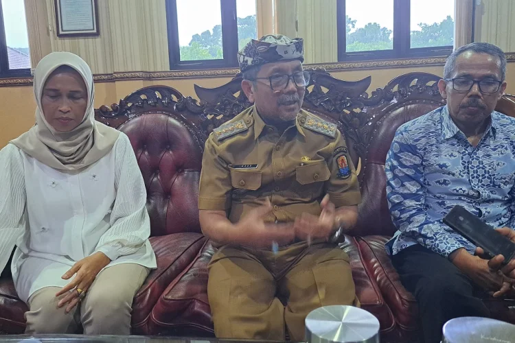 Redam Kekhawatiran Warga, Bupati Cirebon Pastikan Bank Daerah Tetap Stabil