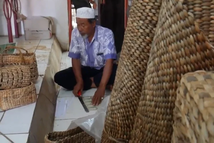 Dari Gulma Perusak, Warga Cipeundeuy KBB Sulap Eceng Gondok jadi Cuan