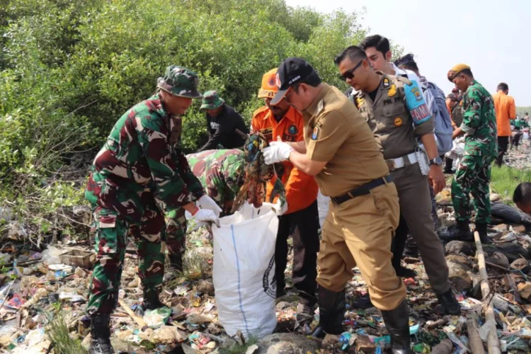 Gerakan Bersih-bersih Pantai Digelar di Gebang, Ribuan Kubik Sampah Terangkut 