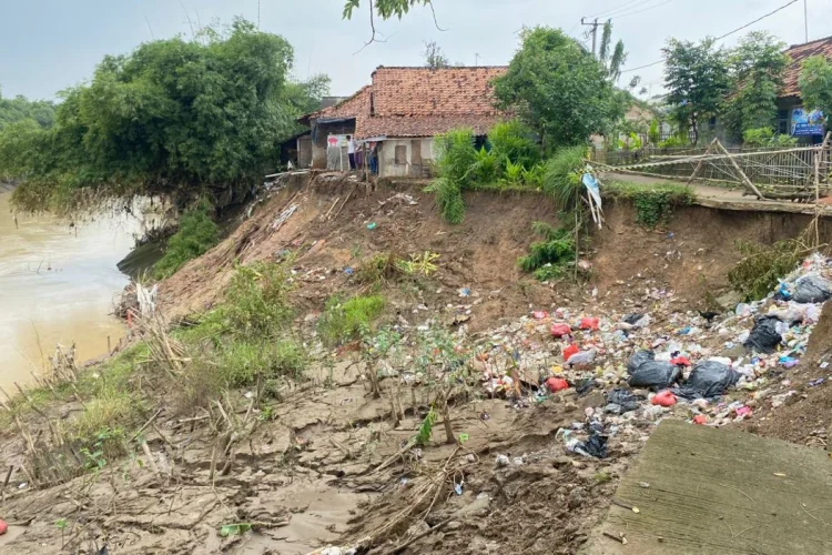 Longsor Terjang Dua Dusun di Karawang Ratusan Warga Terancam Terisolir