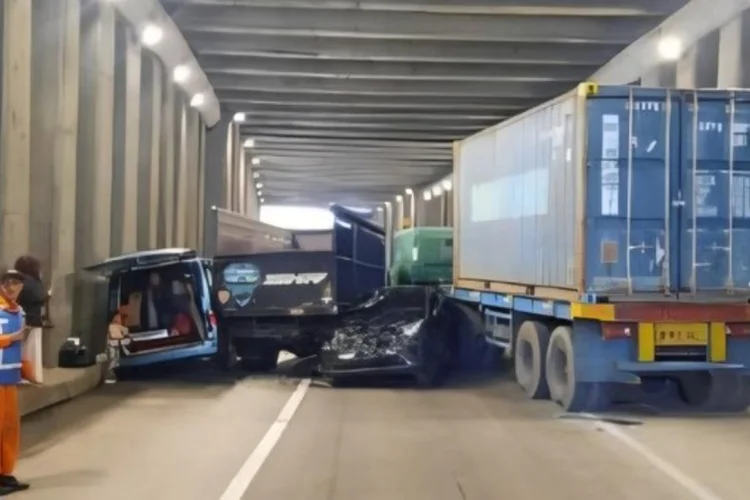 Kecelakaan Beruntun di Tol Ciawi wilayah Bogor Timur, Tujuh Kendaraan Rusak