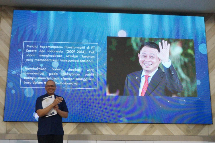 FOTO: Ignasius Jonan Terima Penghargaan Lifetime Achievement SBM ITB