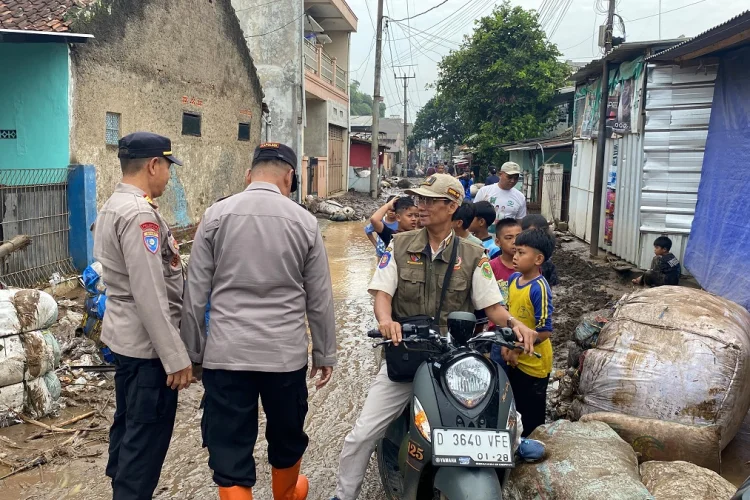 Pascabanjir Warga Bojong Keusik Majalaya Butuh Alat Berat Bersihkan Lumpur