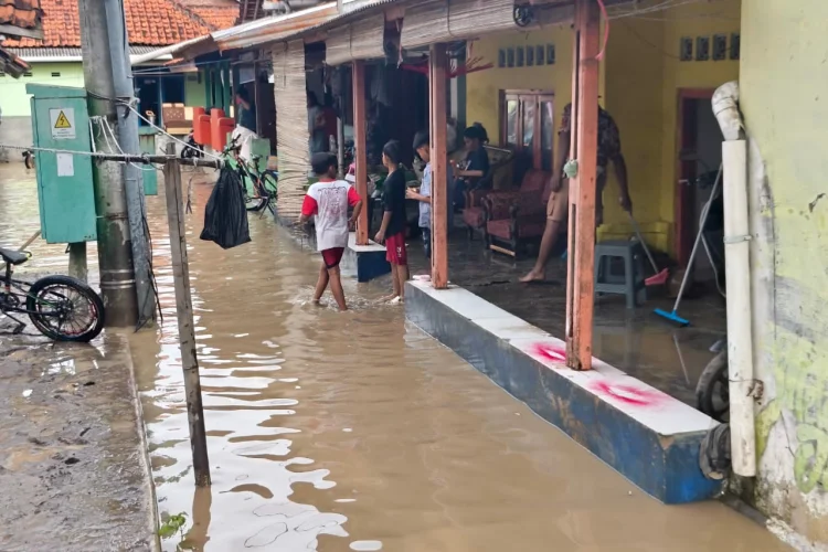 Dini Hari Mencekam, Sungai Cisanggarung Meluap 50 Rumah di Losari Terendam Banjir