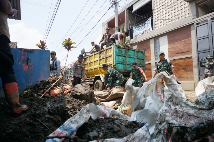 FOTO : Pascabanjir Majalaya Akibat Luapan Sungai Cisunggalah