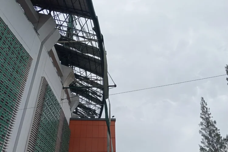 Hanya 15 Menit, Angin Puting Beliung Merusak Videotron Hingga Atap Stadion Pakansari