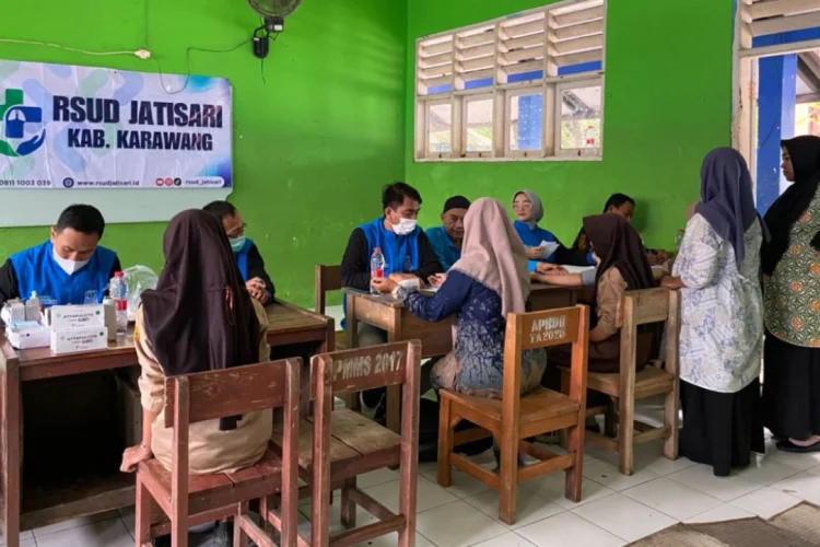 Ratusan Siswa SMP 1 Karangligar Korban Banjir Karawang Berobat karena Gatal-Gatal