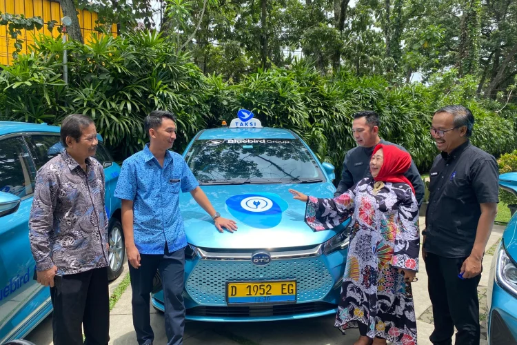 Bandung Masuk Era Taksi Listrik, 50 Unit e-Bluebird Resmi Beroperasi Jelang Ramadan