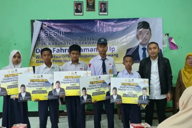 Wakil Ketua DPRD Karawang Serahkan Beasiswa PIP dan Buku Paket Bagi Siswa SMPN 7