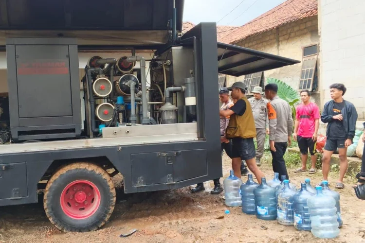 Brimob Cikeas Bantu Air Bersih dan Masakan untuk Korban Banjir Cijayanti