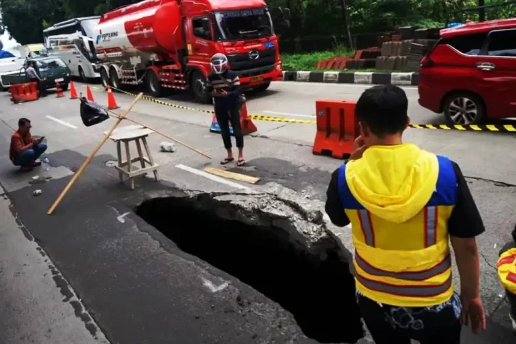 Lubang Besar di Jalan Sholeh Iskandar Ancam Pengendara, Dedie A Rachim Ogah Diam