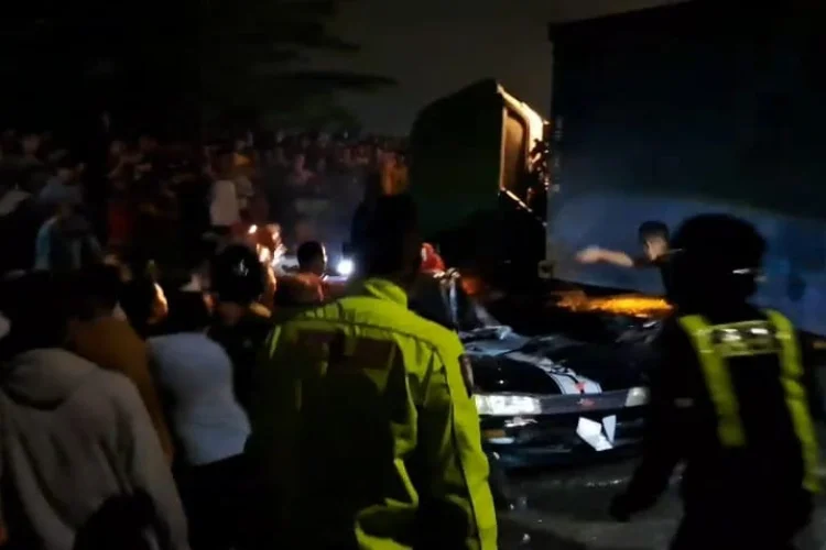 Truk Kontainer Terguling Timpa Mobil, Satu Keluarga Tewas