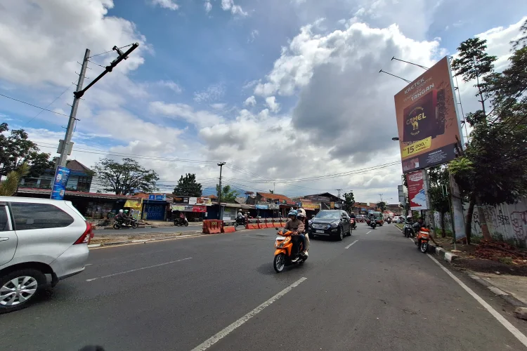 Libur Imlek, Arus Lalu Lintas di Jalan Raya Cibiru Arah Kota Bandung Ramai Lancar