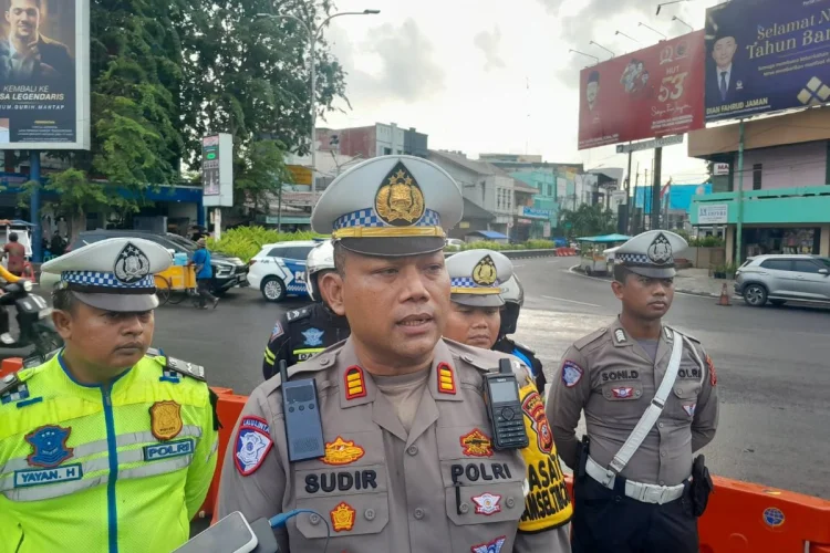 Banyak Jalan Berlubang, Polres Karawang Minta Pengendara Berhati-hati