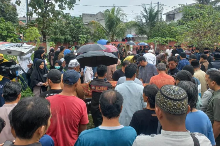 Satu Keluarga Korban Tewas Tertimpa Truk Kontainer Dimakamkan Dekat Rumah