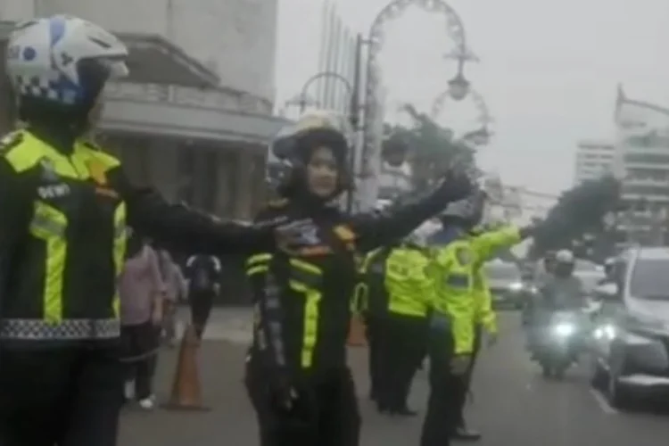 Polwan Cantik Ini Turun Patroli Urai Kemacetan Jalanan Kota Bandung 