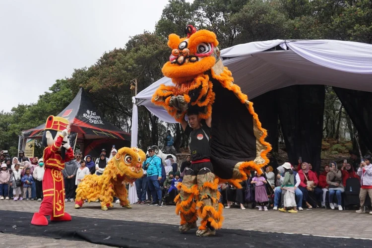 Sambut Tahun Baru Imlek 2026, Objek Wisata Kawah Putih Gelar Festival Barongsai