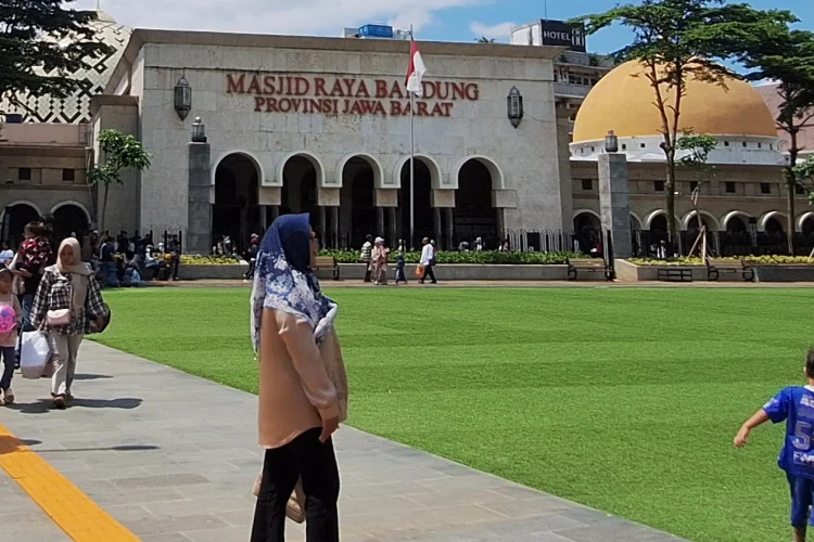 Masjid Raya Bandung Jadi Pusat Kebersamaan Ramadan Warga Kota Bandung
