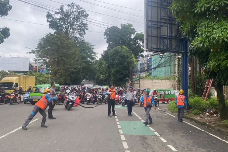 Kabel Menjuntai Mengganggu Pengendara, Jalan Balebinarum Bogor Macet