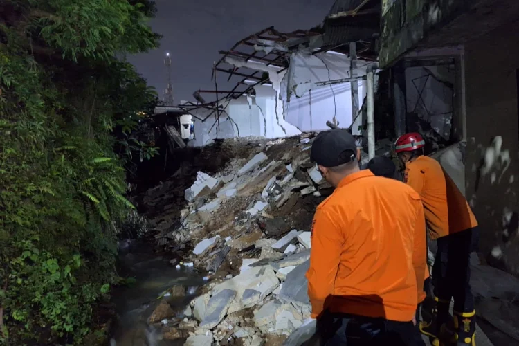 Bangunan Ambrol Tutup Aliran Sungai Ciharashas Akibat Hujan Deras