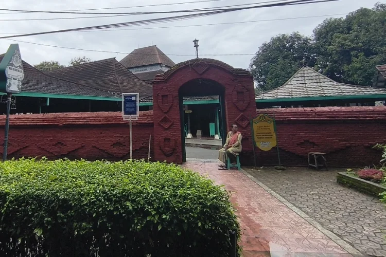 Menjaga Warisan Wali Songo di Masjid Agung Sang Cipta Rasa Cirebon
