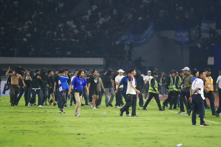 Kerusuhan Usai Persib vs Ratchaburi FC, Umuh Muchtar: Jangan Salahkan Bobotoh