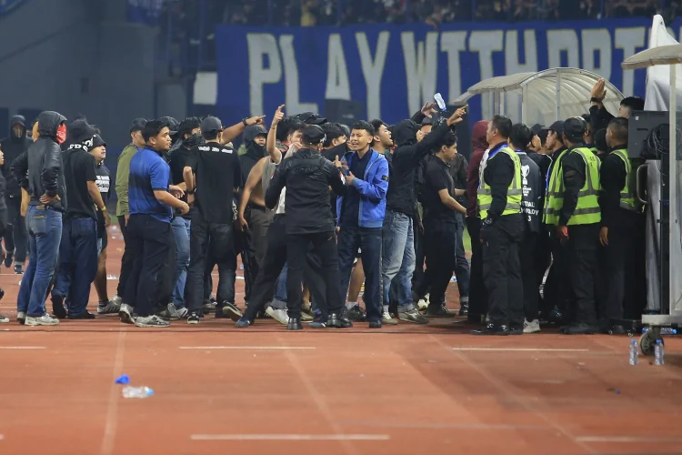 Bojan Hodak Kecewa Ulah Oknum Bobotoh di Laga Persib vs Ratchaburi FC