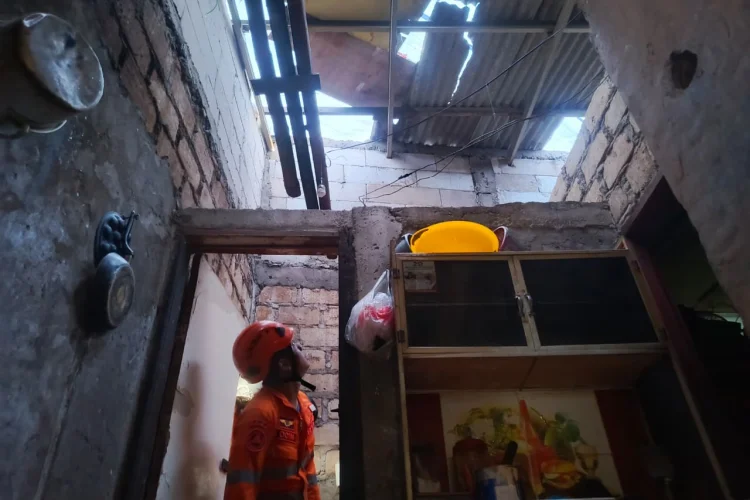 Angin Kencang Landa Kampung Ciburial,  5 Atap Rumah Rusak