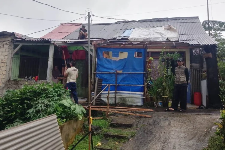 Hujan Disertai Angin Kencang Terpa Kampung Bubulak, 14 Rumah Rusak Bagian Atap