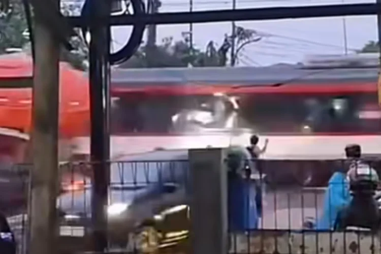 Viral Detik-detik KA Bandara Soetta Tabrak Truk Muatan UFO di Poris–Batu Ceper