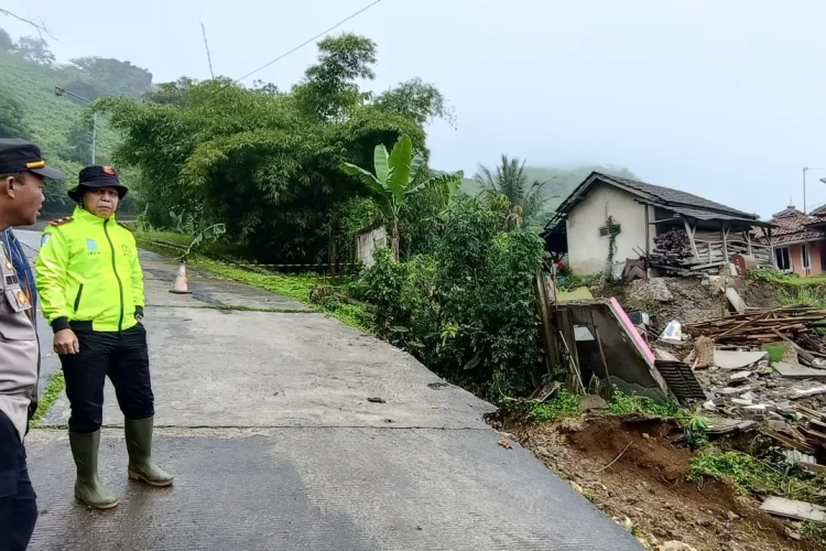 Polsek Cipatat Cek Fakta Pergerakan Tanah Dekat PT Minerba
