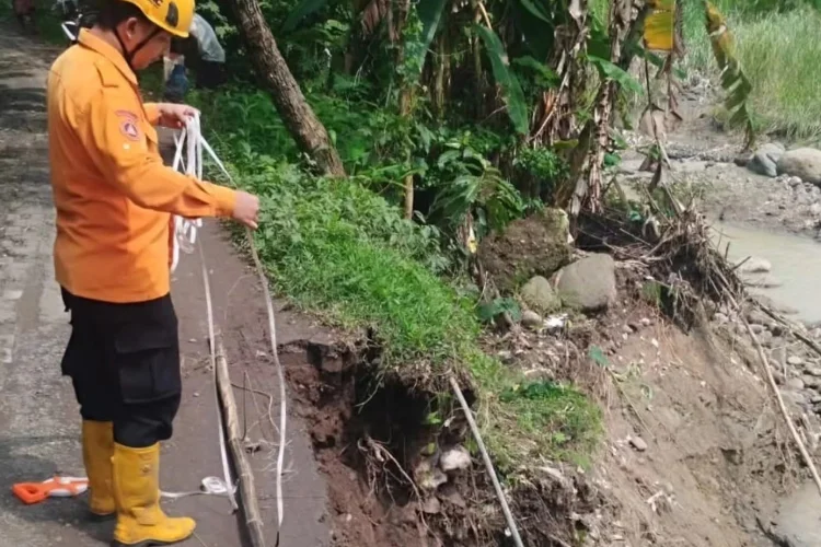Jembatan Terancam Ambruk, Warga Bendakerep Cirebon Waswas Akses Terputus
