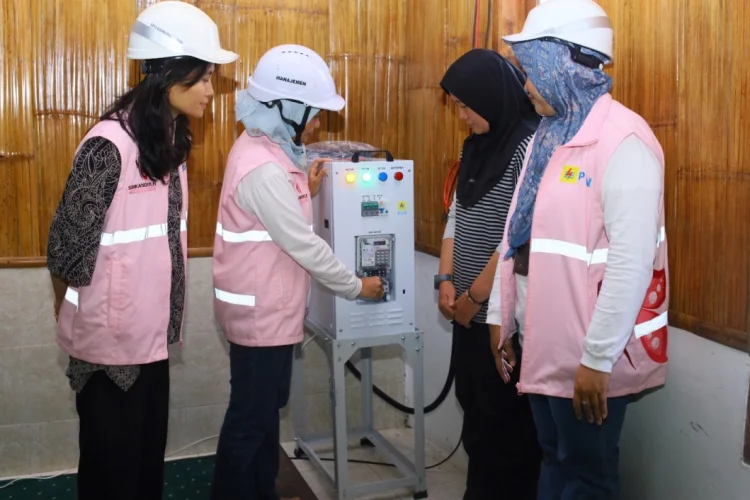 PLN UP3 Gunung Putri Terangi Pelosok, Nyalakan Listrik Gratis SuperSUN di Cisadon