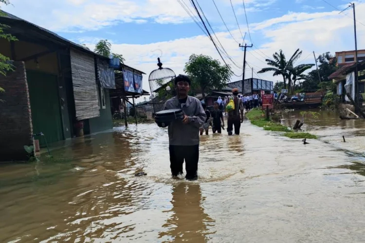 Awal Ramadan, Banjir Kembali Rendam Desa Karangligar Karawang