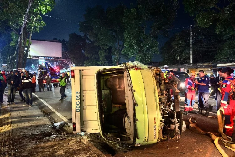 Mobil Boks Oleng   Senggol Ford Hitam di Gatsu, 1 Penumpang Luka