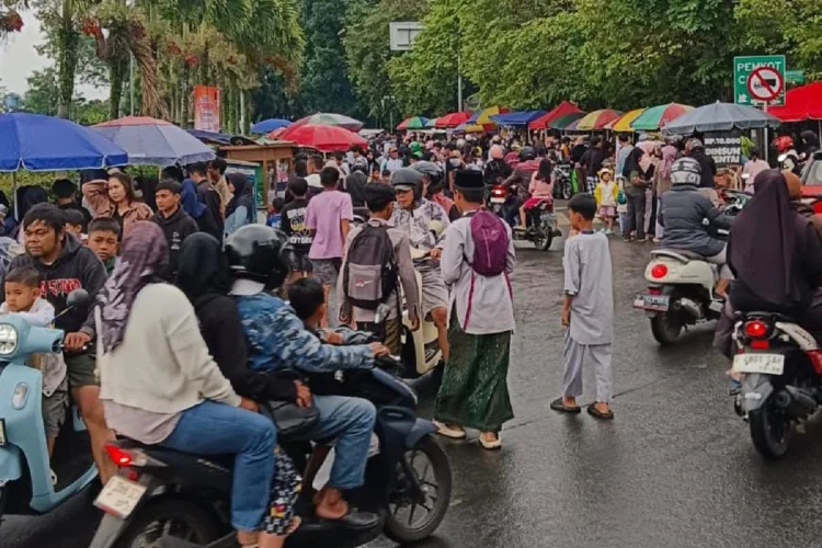 Semarak Ramadan, Bazar Takjil Pemkot Cimahi Diserbu Warga