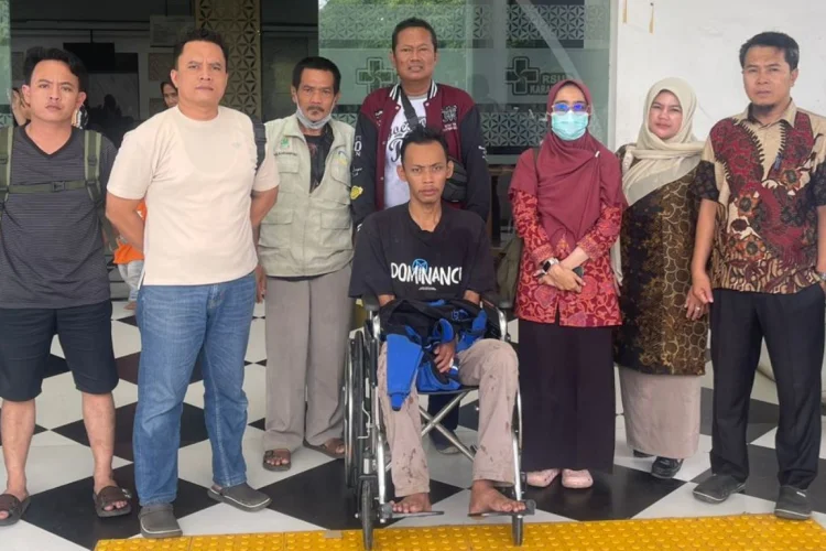 Penderita ODGJ Mengamuk di Karawang, Ayunkan Golok Tiga Orang Terluka