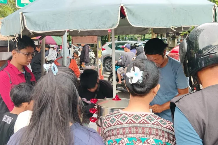 Satpol PP Kota Cimahi Awasi Operasional Rumah Makan dan PKL Selama Ramadan