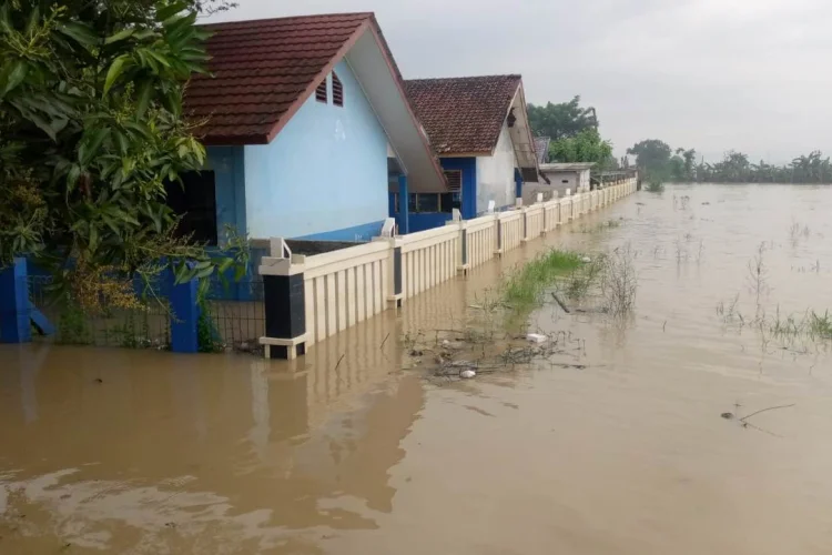 Ramadan, Banjir di Karangligar Meluas Warga Karawang Mulai Mengungsi