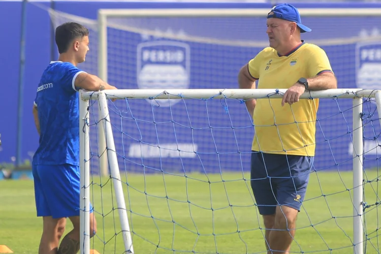 Usai Lebaran, Bojan Hodak Pastikan Persib Siap Tempur Sapu Bersih 9 Laga