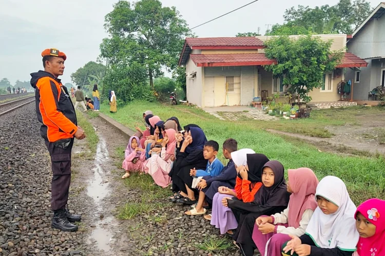 KAI Daop 3 Cirebon Larang Ngabuburit di Jalur Rel Kereta