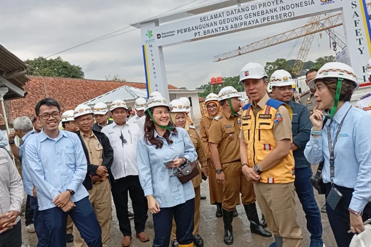 Dedie Tinjau Pembangunan Gene Bank, Pastikan Pencucian Truk Digunakan