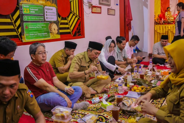 Dedie  Ngabuburit dan Buka Bersama di Klenteng Phan Ko Biho